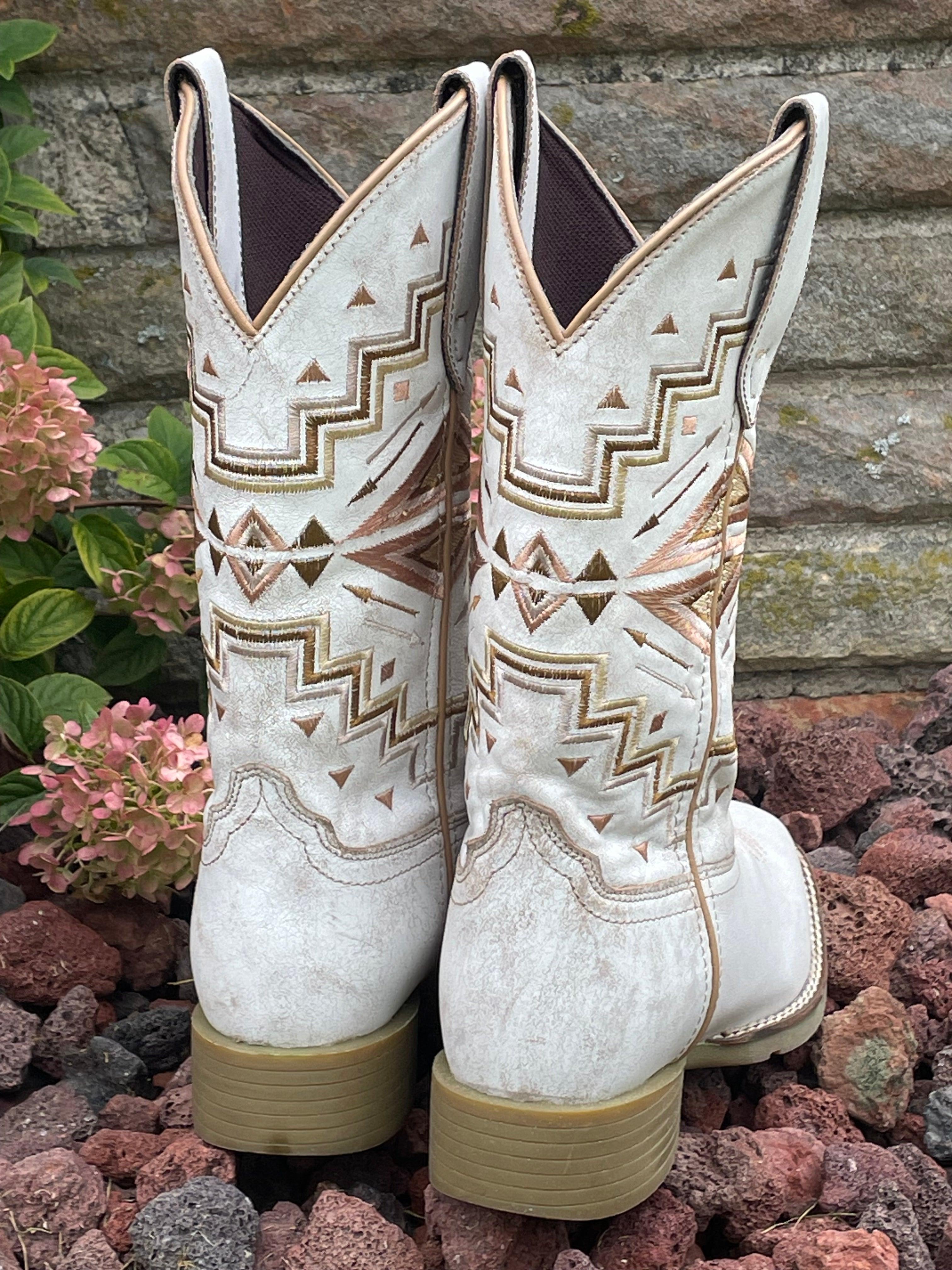 White square best sale toe cowgirl boots